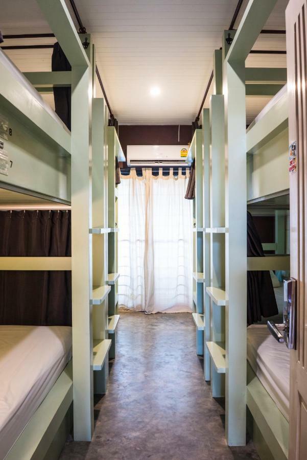 Yoo Yen Pen Sook Hostel Bangkok Bagian luar foto