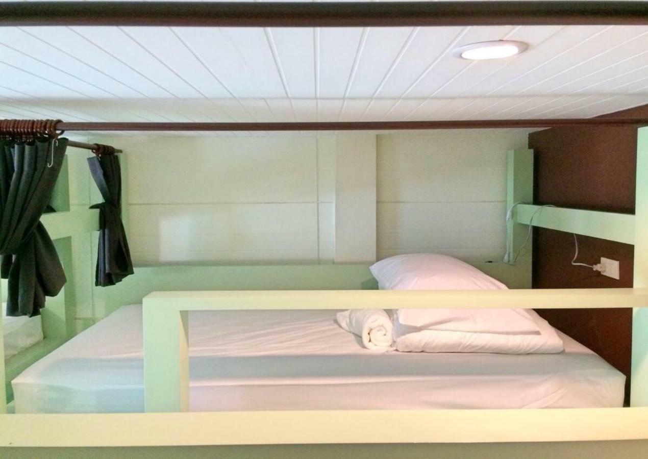 Yoo Yen Pen Sook Hostel Bangkok Bagian luar foto